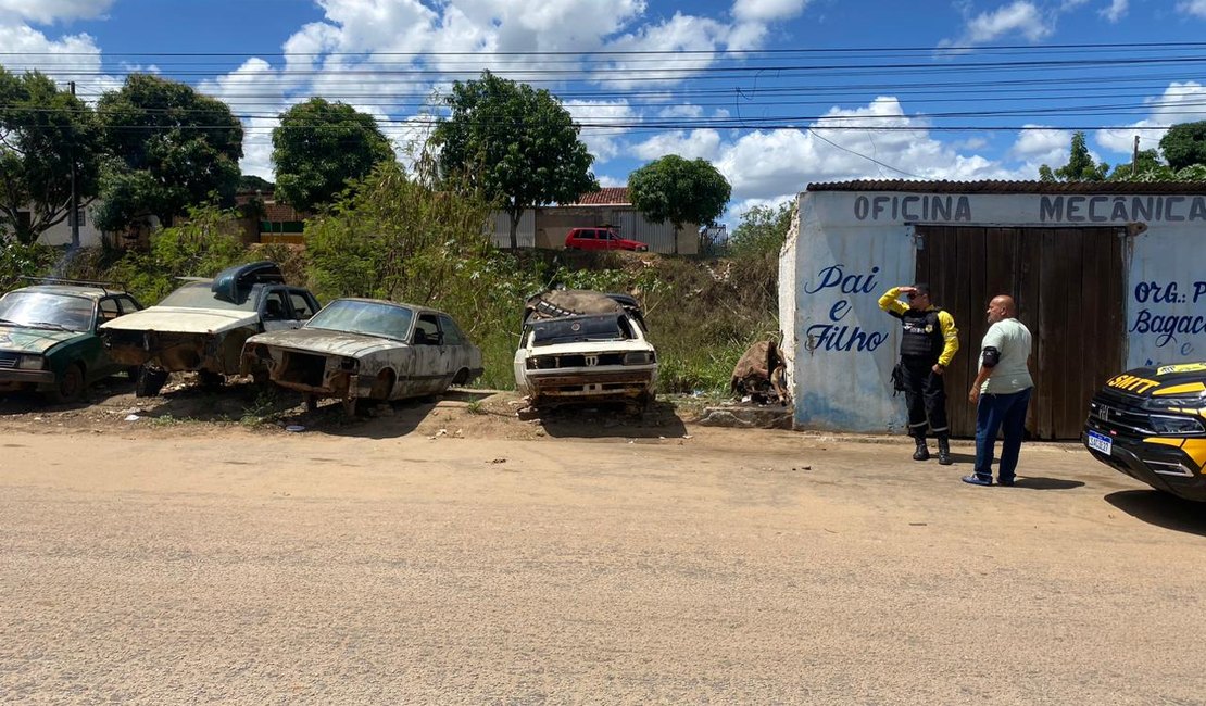 Prefeitura de Palmeira dos Índios notifica donos de veículos abandonados na entrada da cidade
