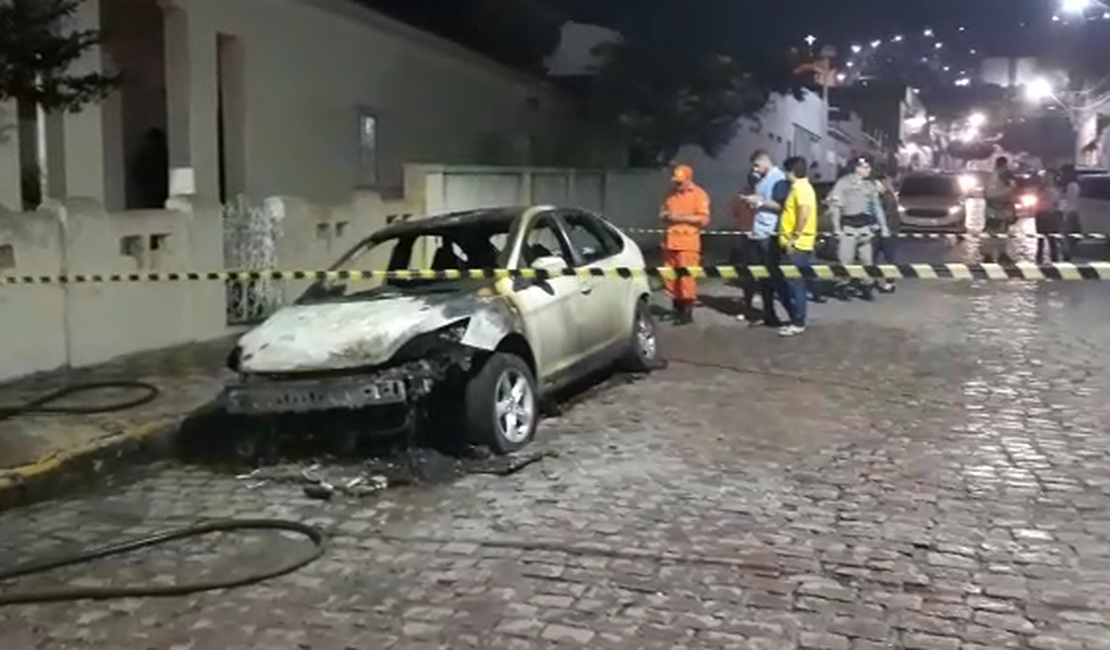 [Vídeo] Carro é destruído por incêndio após estacionar próximo à fogueira 