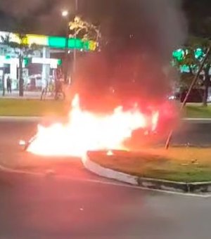 [Vídeo] Motociclista cai e moto pega fogo na Avenida Durval de Góes Monteiro