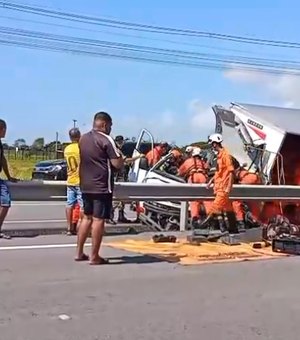 Caminhão tomba e deixa homem preso às ferragens na Barra de São Miguel