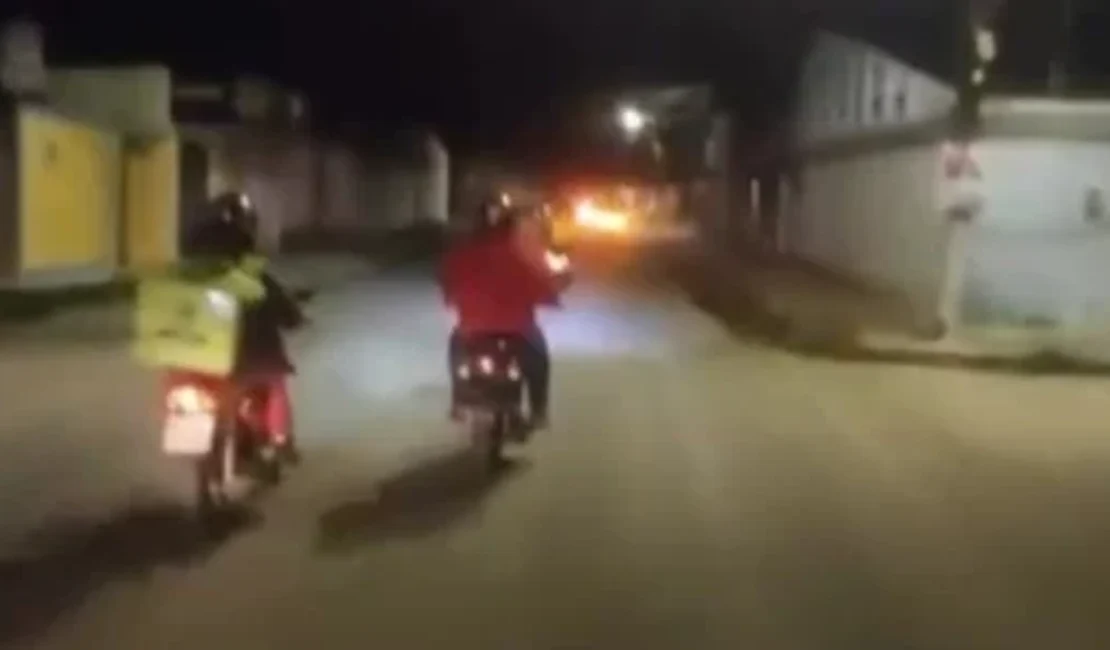 Motoboys protestam na frente da casa da protetora de animais acusada de ameaça em Arapiraca