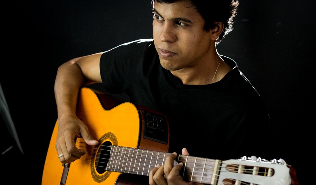 Em show autoral, Rodrigo Avelino canta com artistas alagoanos 