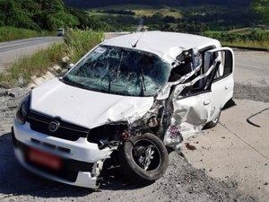 Colisão entre carreta e carro que fazia 'lotação' deixa quatro feridos