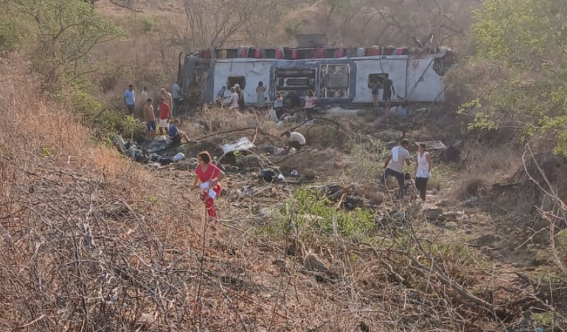 Ônibus com romeiros capota na AL-220 e deixa feridos no Médio Sertão de Alagoas