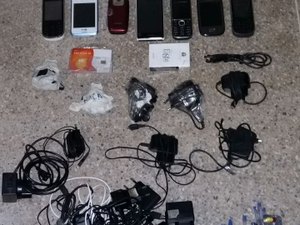 Agentes apreendem objetos jogados por cima de muralha de unidade prisional