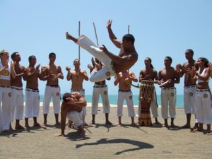 Capoeira muda a vida de refugiados em áreas de conflito, mostra pesquisa