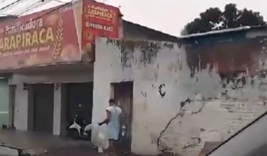 [Vídeo] Paciente foge do Hospital de Emergência e é flagrado andando com sonda e soro pelas ruas de Arapiraca