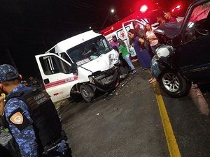 [Vídeo] Veja imagens do acidente entre van e carro que deixou seis pessoas feridas