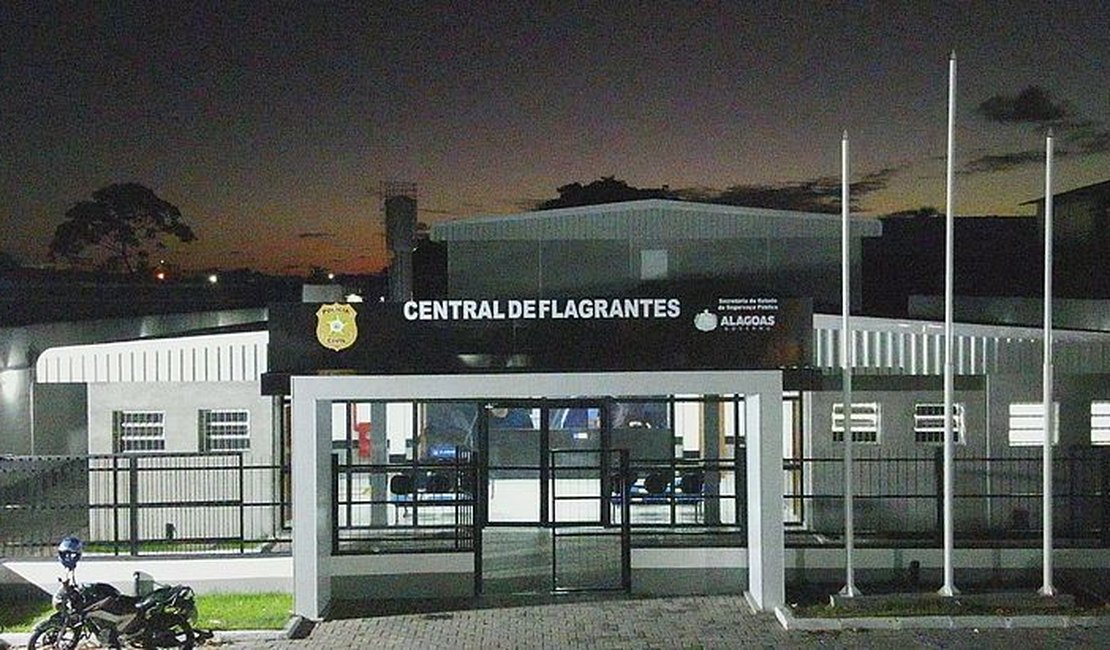 Mulher tem mão perfurada por faca e homem é preso por violência doméstica