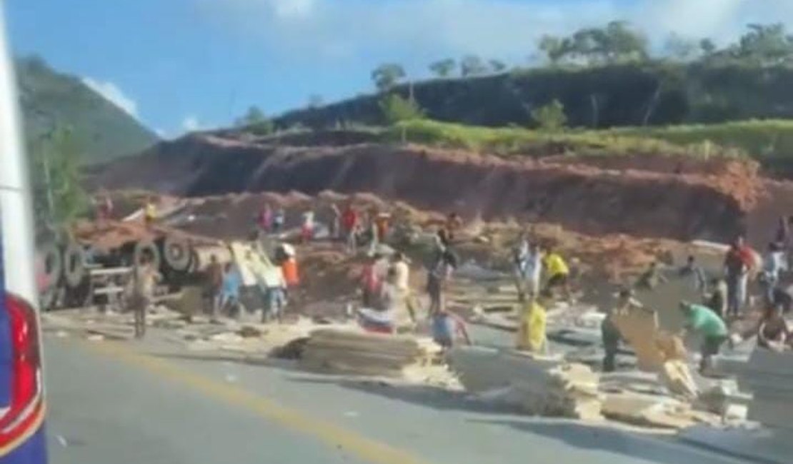[Vídeo] Caminhão vira na BR-101 e populares saqueiam carga no município de Joaquim Gomes