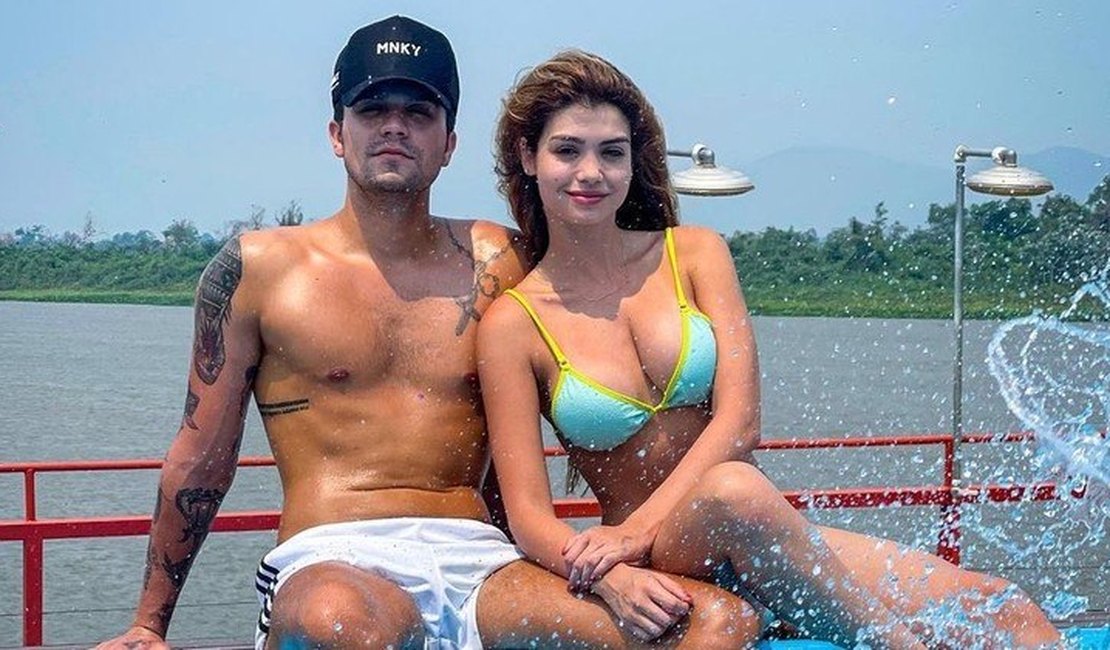 Luan Santana curte piscina durante viagem romântica com a noiva, Izabela Cunha, ao Pantanal