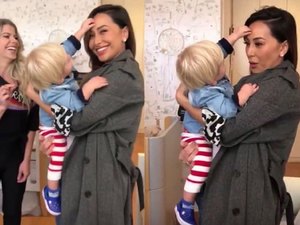 Filho de Karina Bacchi tenta arrancar pinta da testa de Sabrina Sato