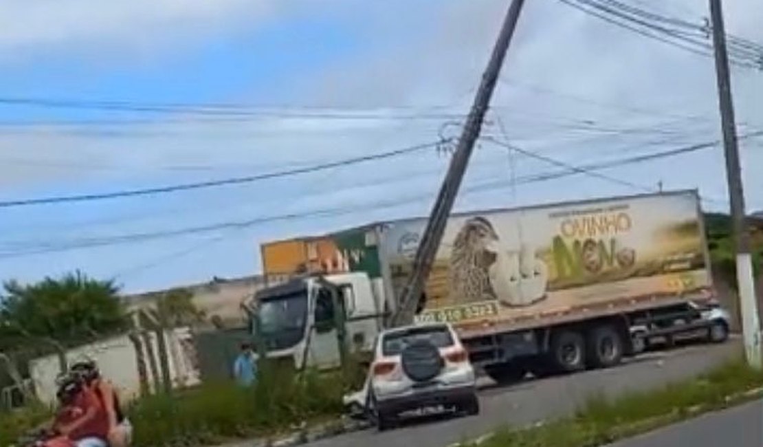 [Vídeo] Carro bate em poste de energia na Avenida Galba Novaes de Castro no bairro Petrópolis