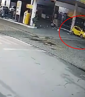 Imprudência: Motorista invade posto de combustíveis e arranca bomba após batida