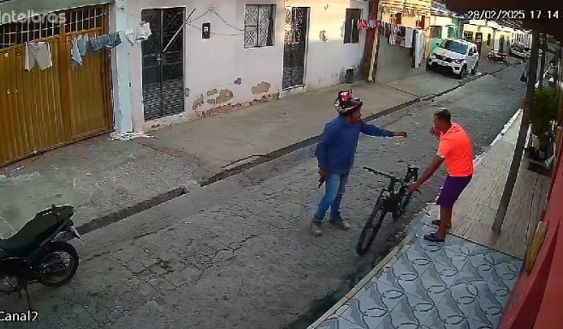 Homem rouba pertences de vítima, atira no meio da rua e assusta moradores no Clima Bom