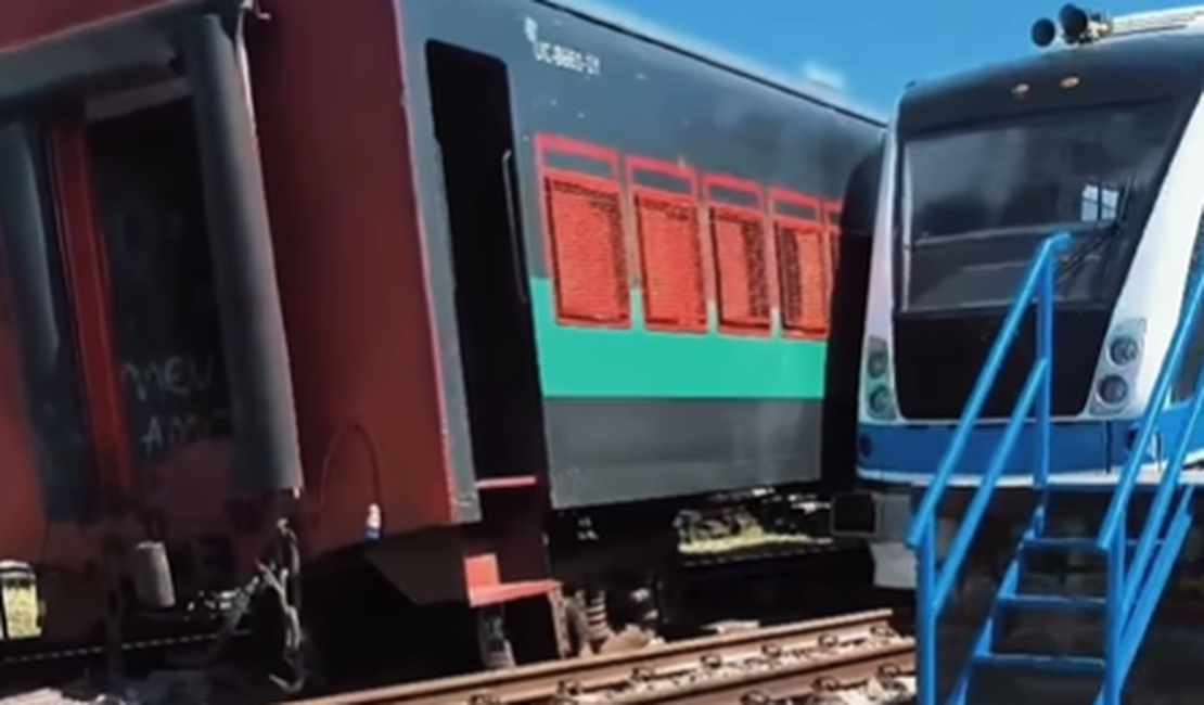 Trem antigo sai dos trilhos e colide contra VLT na Estação de Satuba