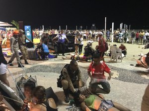 Carro desgovernado invade calçadão da Praia de Copacabana e deixa 15 feridos