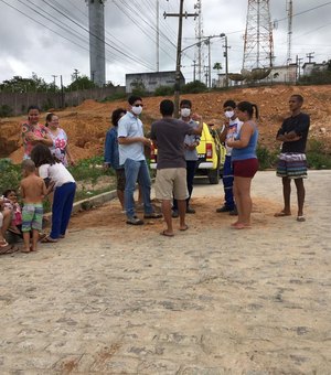 Moradores tentam religar água no bairro Arnon de Mello e Casal chega com a polícia para impedir