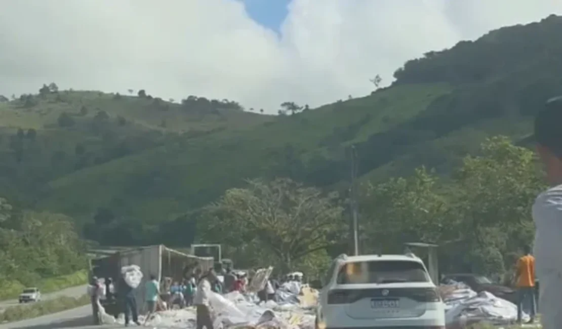 Carreta tomba em trecho da BR-101 no município de Flexeiras