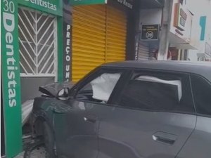 Carro perde o controle e invade clínica odontológica no Centro de Arapiraca