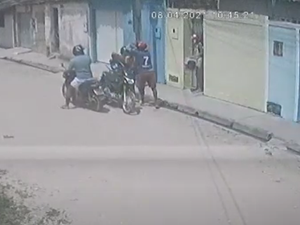 ﻿﻿[Vídeo] Criminosos roubam mulher e levam bolsa com celular, carteira e exames