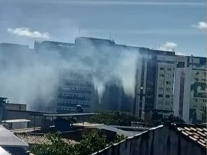 Incêndio atinge academia de edifício na Pajuçara e é controlado pelo Corpo de Bombeiros