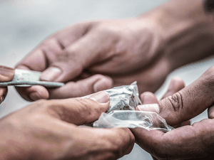 Polícia prende quatro homens e apreende um adolescente por tráfico de drogas em Maribondo