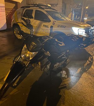 Motocicleta furtada é  abandonada na Vila Brejal