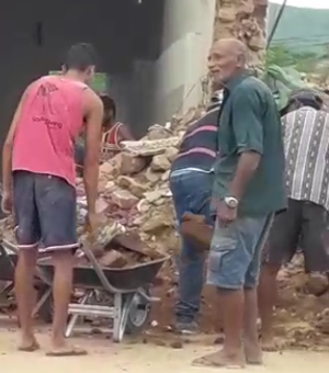 [Vídeo] Moradores fazem mutirão para reerguer Capela que teve torre destruída pela chuva em Traipu