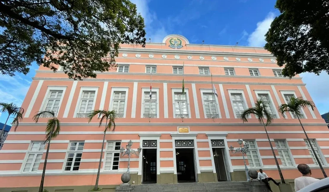 ALE aprova 14º salário para servidores da Educação em Alagoas