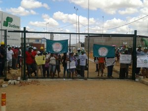 Integrantes do MLTS realizam protesto em frente a nova Adutora do Agreste