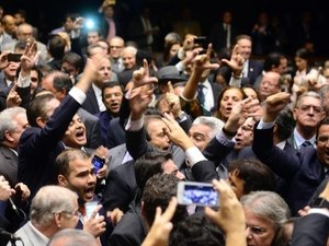 Impeachment tem ao menos 261 votos a favor e 117 contra na Câmara