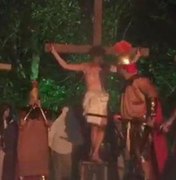 Homem invade encenação de 'Paixão de Cristo' e agride ator para 'salvar' Jesus
