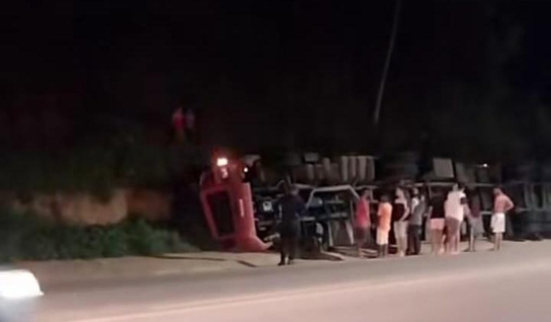 Carreta tomba e deixa motorista preso às ferragens na BR-316 em Atalaia