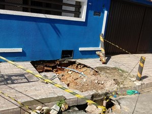 Calçada cede durante conserto de vazamento no bairro da Mangabeiras