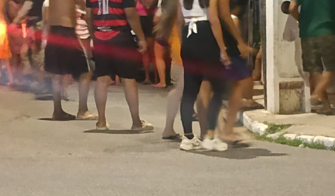 Mulher suspeita de envolvimento com tráfico é baleada nas costas no bairro Jacintinho