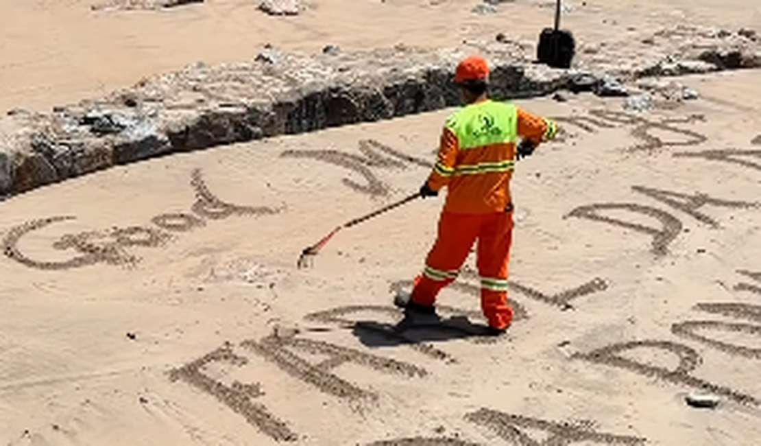 Gari viraliza ao fazer mensagens e desenhos na areia da Ponta Verde, em Maceió