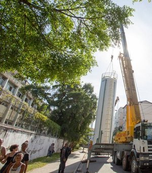 Criminosos contratam guindastes e tentam furtar caixa d'água de condomínio