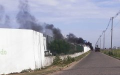 Veículo incendeia ao lado de IFAL Penedo