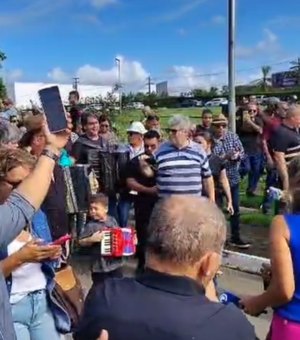 [Vídeo] Multidão se despede de Xameguinho ao som de sanfonas em cortejo emocionante no Parque das Flores
