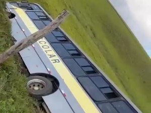 [Vídeo] Ônibus escolar tomba e deixa estudantes feridos no município de Atalaia