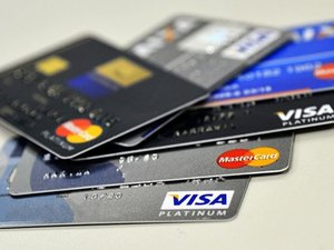 Senado aprova projeto que limita juros no cartão de crédito e cheque especial