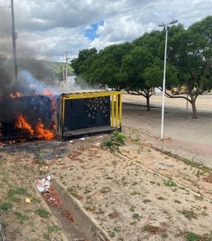 Lanchonete localizada próxima da estação ferroviária em Palmeira dos Índios pega fogo e fica destruída