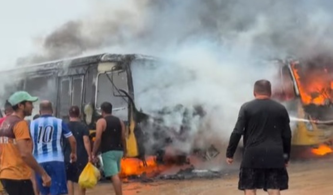 Incêndio atinge e destrói ônibus escolares na cidade de Boca da Mata