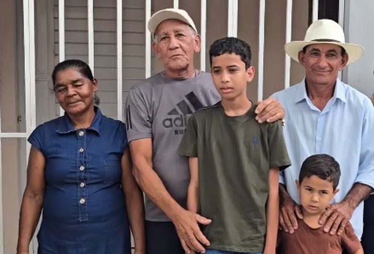 População refaz casa destruída por fogo, que prefeito prometeu reconstruir