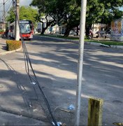 Caminhão derruba fios de telefonia e impede acesso de carros à rua na Jatiúca