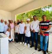 Prefeito Leandro Silva visita Casa da Sopa de Junqueiro e acompanha preparo das refeições
