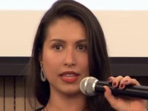 Juíza defende aglomerações e ensina a burlar uso de máscara