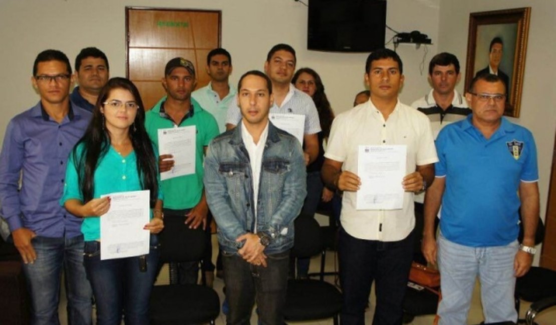 Veridiano Almir dá posse a novos servidores de Feira Grande