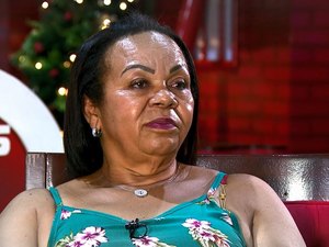 Com sonho de escrever cartas de Natal, cozinheira aprende a ler depois dos 60